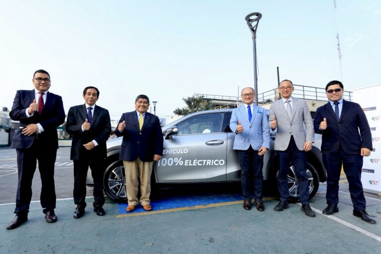 Toyota del Perú impulsa la movilidad sostenible con el MINEM al ceder un vehículo 100% eléctrico